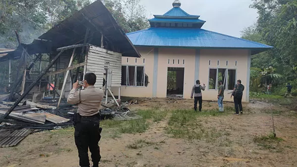 DIRUSAK MASSA: Masjid Miftahul Huda milik Jemaat Ahmadiyah Indonesia di Kabupaten Sintang yang rusak akibat diserang massa, Jumat (3/9) lalu. DOKUMEN