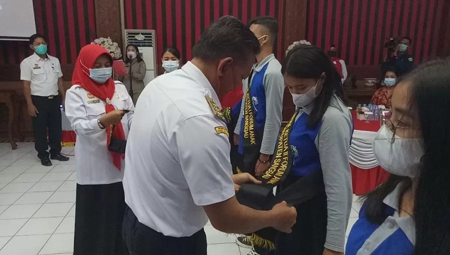 KUKUHKAN: Bupati Sanggau saat mengukuhkan Forum Anak Daerah (FAD) Sanggau, Rabu (15/9).FOTO ISTIMEWA