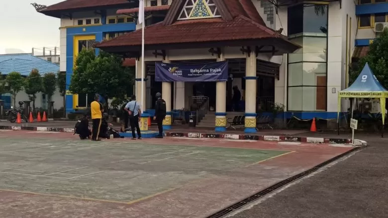 MENCEKAM: Suasana di Halaman Kantor KPP Pratama Singkawang, Jumat (17/9) sore yang sempat mencekam. (IST)