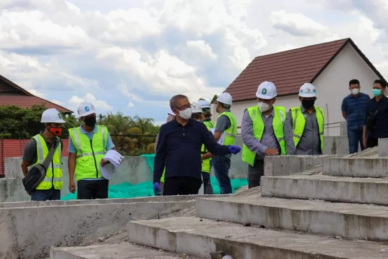 TINJAU : Gubernur Kalbar Sutarmidji saat meninjau pembangunan gedung baru RSUD Soedarso belum lama ini. (BIRO ADPIM FOR PONTIANAK POST)
