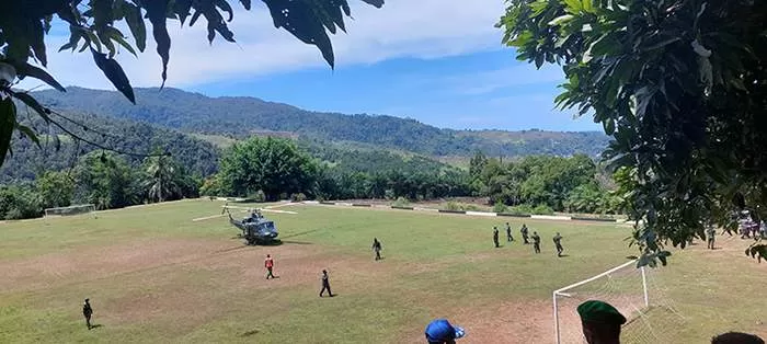 EVAKUASI: Helikopter Bell milik Penerbad yang membawa jenazah anggota TNI Pratu Ida Bagus Putu S dan nakes Gabriella yang gugur di Distrik Kiwirok, Kabupaten Pegunungan Bintang, Provinsi Papua, saat mendarat di lapangan Frans Kaisiepo Makodam XVII/Cenderawasih, Selasa (21/9). (ELFIRA/CENDERAWASIH POS)