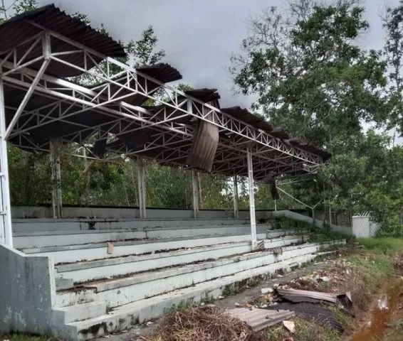 RUSAK BERAT: Bangunan tribun GOR Opu Daeng Menambon Mempawah mengalami kerusakan berat. ISTIMEWA