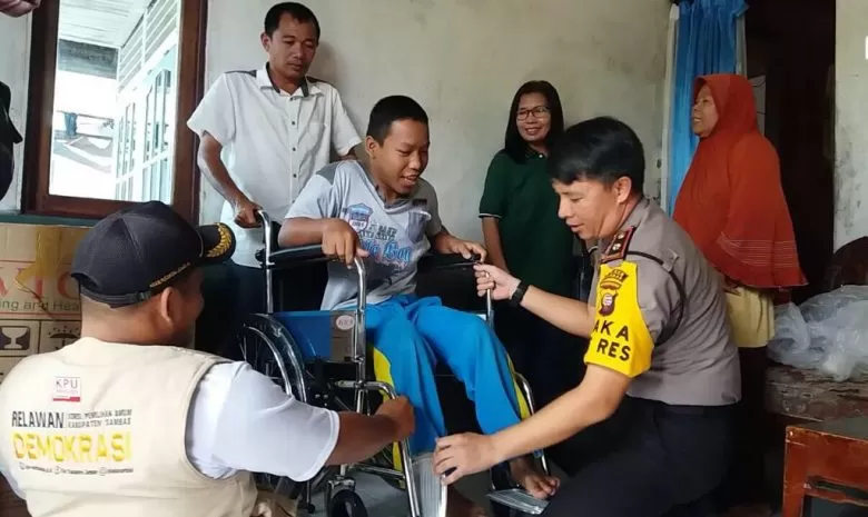 PEDULI: Kompol Jovan R Sumual, ketika menyambangi warga penyandang disabilitas di beberapa daerah di Kabupaten Sambas. (DOKUMENTASI RELAWAN)