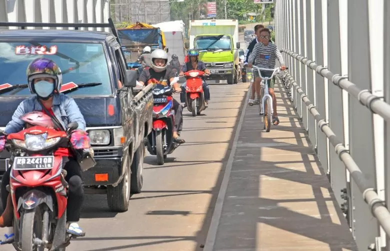 HINDARI MACET: Anak-anak menggunakan sepeda menaiki jalur pejalan kaki di Jembatan Kapuas II untuk menghindari kemacetan.HARYADI/PONTIANAKPOST