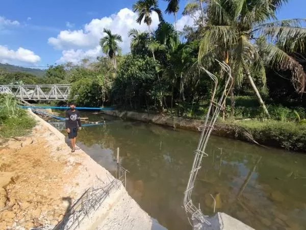 PROYEK BERMASALAH: Proyek rehabilitasi jaringan irigasi Tanjung Belimbing, Desa Pangkalan Buton, Kecamatan Sukadana, dengan nilai Rp1,8 miliar yang dikerjakan Dinas PUPR yang dianggap bermasalah. DOKUMEN