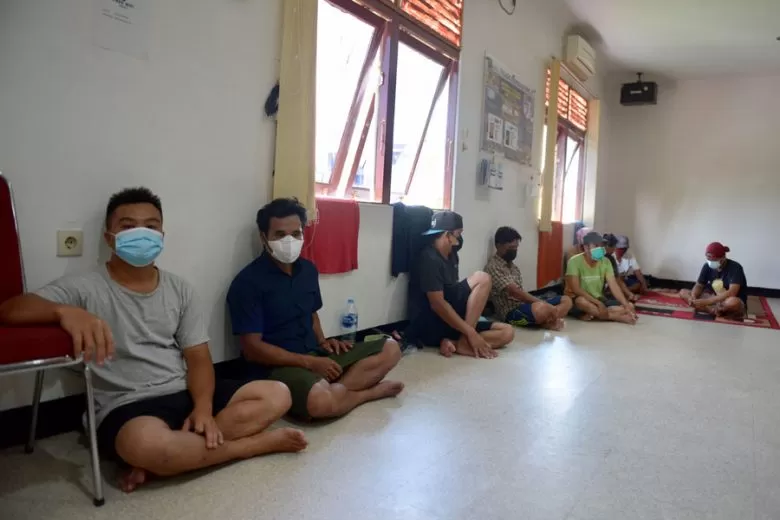 DIAMANKAN: Calon pekerja migran Indonesia (PMI) ilegal saat diamankan di tempat penampungan sementara di Kantor Badan Pelindungan Pekerja Migran Indonesia (BP2PMI) Pontianak. (ARIEF NUGROHO/PONTIANAK POST)