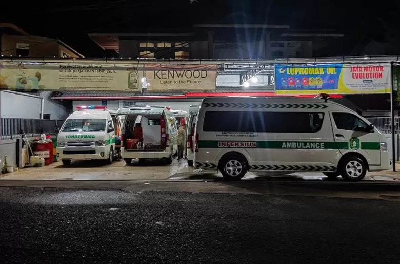 DIREPARASI: Enam ambulans infeksius Covid-19 direparasi di sebuah bengkel di Pontianak tadi malam. Ambulans-ambulans tersebut sebelumnya dihibahkan oleh Pemprov Kalbar ke sejumlah rumah sakit di kabupaten/kota. (ADONG EKO/PONTIANAKPOST)