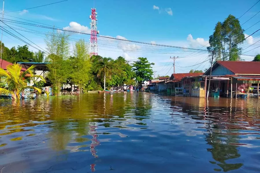 TERGENANG BANJIR: Kondisi banjir yang menggenangi Sintang karena kiriman dari perhuluan Sungai Kapuas dan Sungai Melawi, Senin (25/10). (Istimewa)
