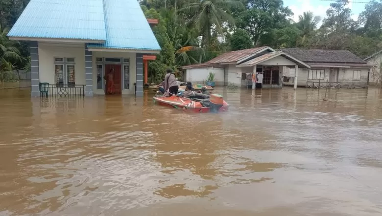 PATROLI: TNI-Polri saat melakukan patroli air menggunakan speedboat di wilayah hukum Kecamatan Dedai, baru-baru ini.FOTO ISTIMEWA