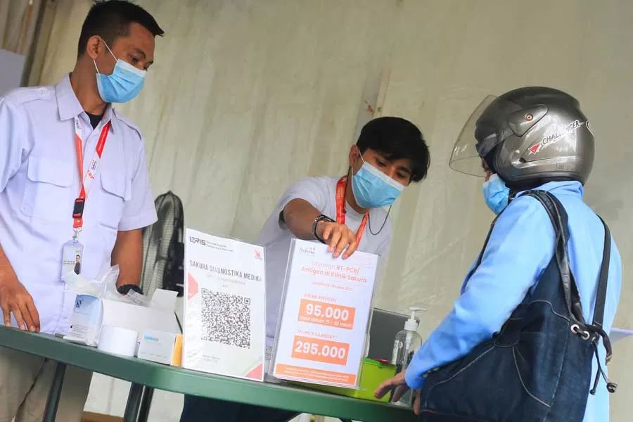 HARGA PCR: Warga mengakses layanan Drive Thru Swab Test PCR/Antigen Laboratorium Sakura di Jalan Tanjung Sari (Audit Untan) yang mengalami penurunan harga, Kamis (28/10). (Haryadi/Pontianak Post)