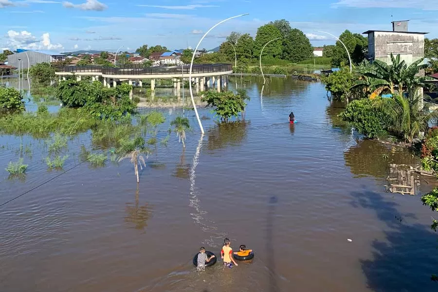 MAIN AIR: Anak-anak bermain di lokasi banjir di Kecamatan Tayan Hilir, Sanggau, Minggu (31/10). Banjir merendam lima kabupaten di Kalimantan Barat pada akhir Oktober ini. (Shando Safela/ Pontianak Post)