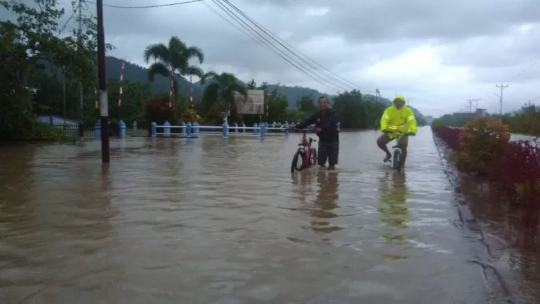 ANTISIPASI BANJIR : Kondisi banjir yang terjadi di Kecamatan Sukadana, Kabupaten Kayong Utara dengan itensitas hujan tinggi, Rabu (14/7). Atas hal ini BPBD KKU saat ini mengantisipasi terjadi hal serupa.DANANG PRASETYO / PONTIANAK POST