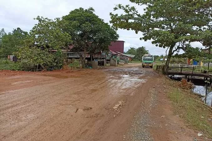 RUSAK PARAH: Kondisi jalan Provinsi yang rusak parah di Kabupaten Kayong Utara yang sampai saat ini belum diperbaiki. Warga berharap Pemerintah Provinsi dapat segera melakukan perbaikan pada kerusakan di ruas jalan tersebut. ISTIMEWA