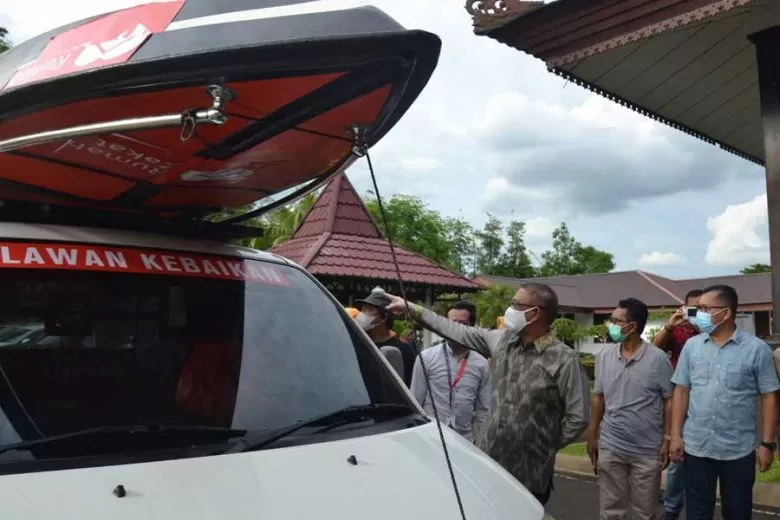 PELEPASAN: Gubernur Kalbar Sutarmidji saat melepas truk kebaikan yang membawa bantuan kepada korban banjir di Kabupaten Sintang dan Melawi, Sabtu (3/11) di Pendopo Gubernur Kalbar. BIRO ADPIM FOR PONTIANAK POST