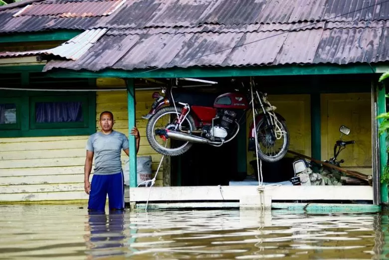 BELUM SURUT: Lebih dari tiga pekan sejak 21 Oktober 2021, banjir masih melanda 12 kecamatan di Kabupaten Sintang. Ribuan rumah terendam, 33.221 jiwa warga masih mengungsi. ARIEF NUGROHO/PONTIANAK POST