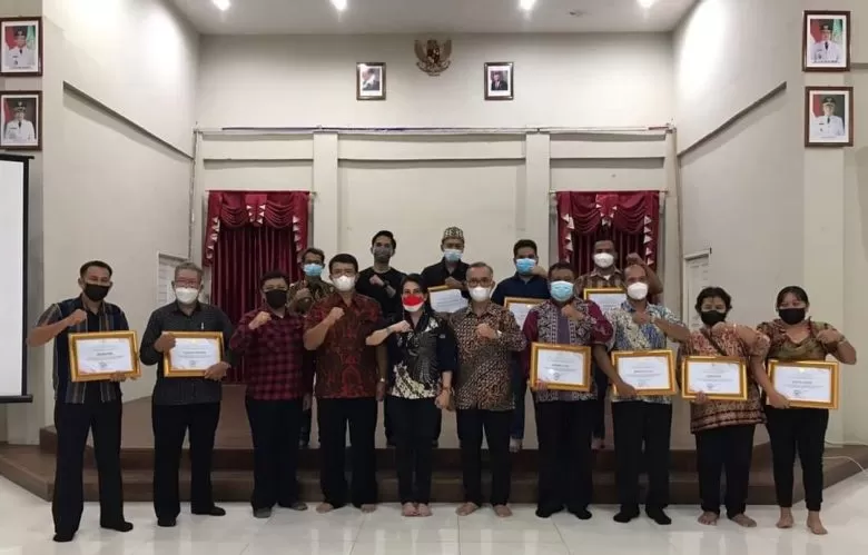 PIAGAM: Wali Kota Singkawang Tjhai Chui Mie menyerahkan piagam penghargaan kepada 11 warga Kelurahan Pangmilang, Kecamatan Singkawang Selatan, Kota Singkawang Kalimantan Barat.ISTIMEWA