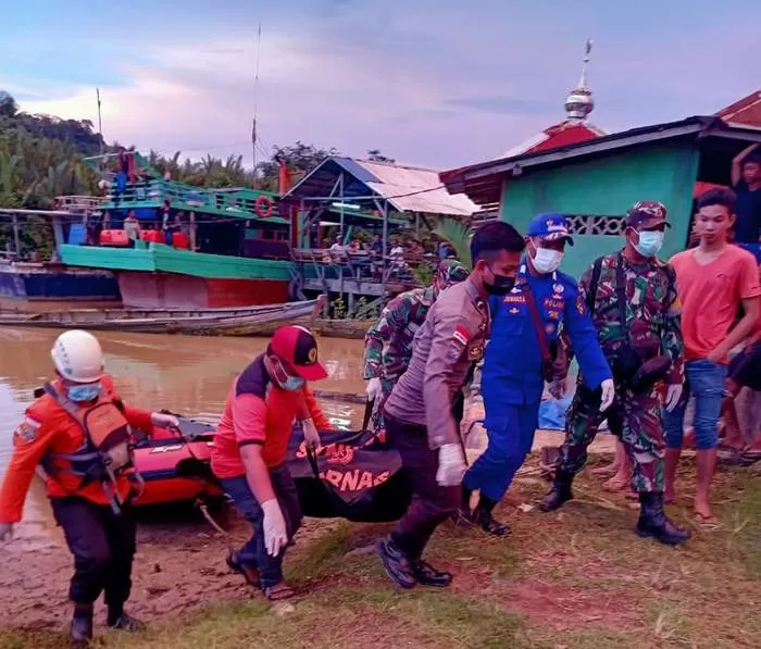 EVAKUASI: Tim SAR gabungan dari Basarnas, Polairud, TNI AL, Bhabinkamtibmas, Babinsa dan masyarakat saat mengevakuasi jenazah nelayan. ISTIMEWA