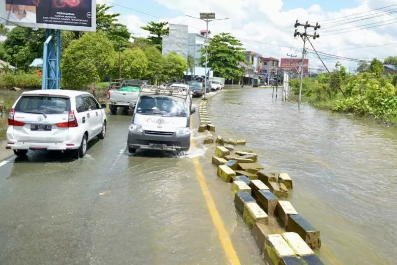 RUSAK: Pembatas jalan di Jalan Lintas Melawi, Kota Sintang terlihat rusak akibat terendam banjir sejak sebulan terakhir. Pembatas ini biasanya dimanfaatkan oleh pejalan kaki untuk melintasi Jalan Lintas Melawi. ARIEF NUGROHO/PONTIANAK POST