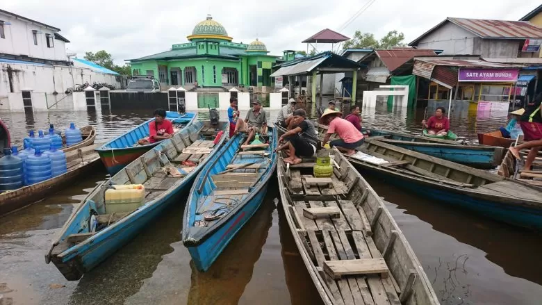 INFLASI: Kabupaten Sintang menjadi daerah dengan inflasi tertinggi se-Indonesia, sebesar 2,01 persen. Banjir sepanjang bulan November menghambat aktivitas kabupaten ini. Aristono/Pontianak Post