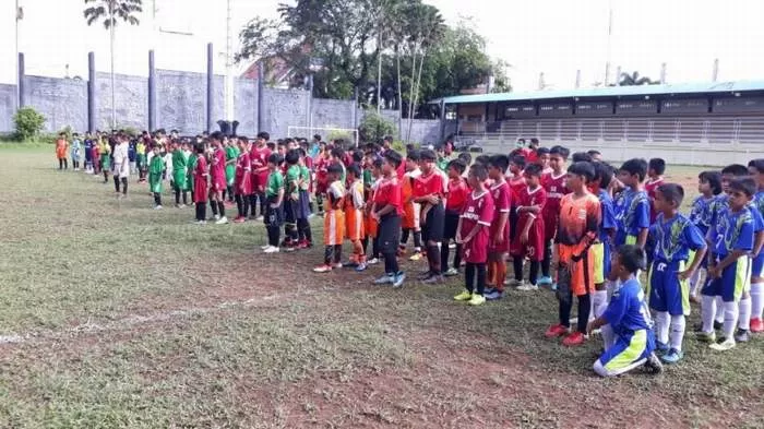 BERSIAP-SIAP: Para peserta Liga Usia Dini U-10 dan U-12 antarklub dan sekolah di Kota Pontianak bersiap-siap hendak bertanding, kemarin (4/12). ISTIMEWA