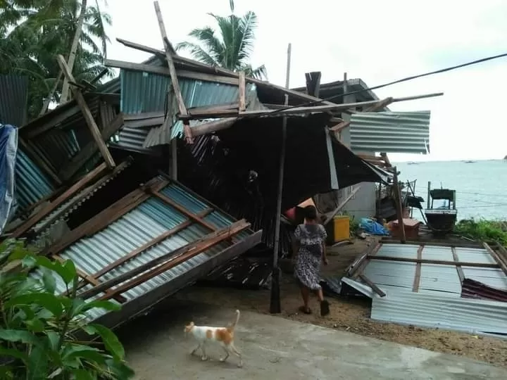 RUSAK : Kondisi rumah warga yang mengalami kerusakan di Desa Pelapis, Kecamatan Kepulauan Karimata, Kabupaten Kayong Utara. ISTIMEWA