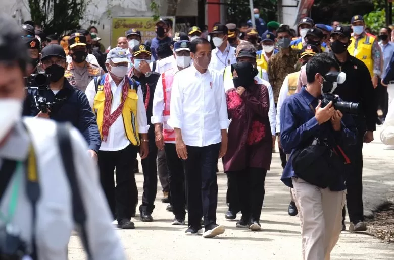 Rombongan Presiden Joko Widodo saat mengunjungi Sintang (8/12). foto Shando Safela