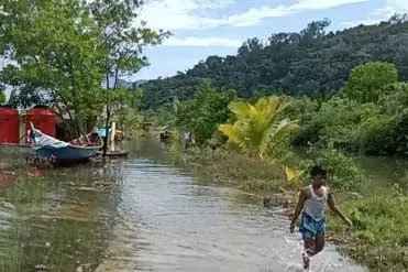 BANJIR ROB: Kondisi banjir air pasang air laut di Kabupaten Kayong Utara yang melanda sejumah kecamatan dan terdata, kemarin (7/12). BPBD FOR PONTIANAK POST