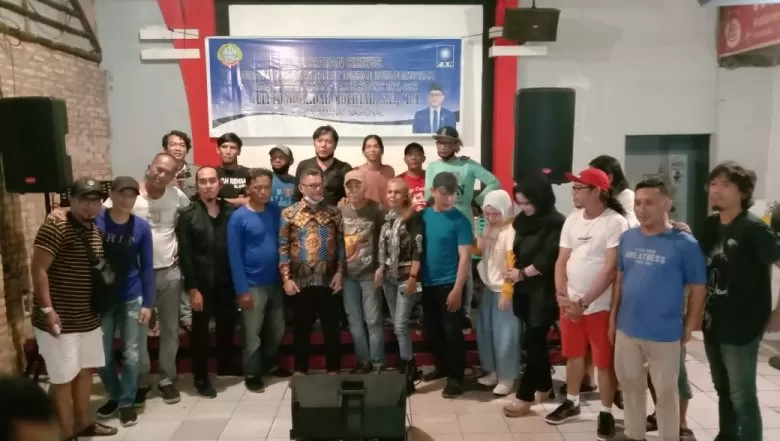 MUSIK: Para musisi Pontianak menyampaikan aspirasi terkait industri musik kepada Anggota DPRD Kota Pontianak Zulfydar Zaidar. Aristono/Pontianak Post