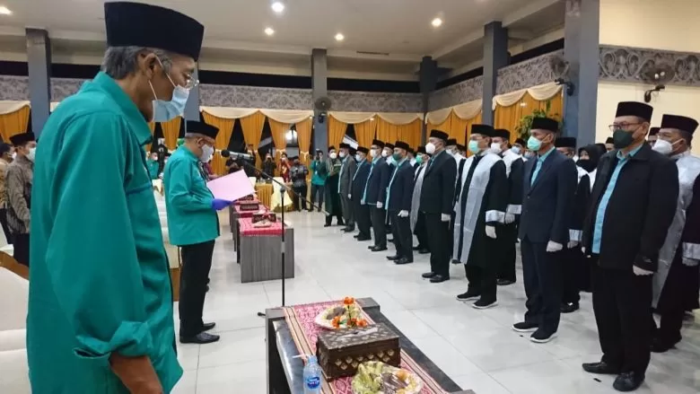 Gubernur Kalbar Sutarmidji saat melantik pengawas, dewan hakim dan panitera MTQ XXXIX Kalbar di Pendopo Bupati Sintang, Jumat (10/12) malam.