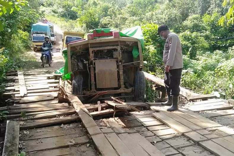 AMBRUK: Truk bermuatan sembako ambruk saat hendak melewati jembatan kayu di Kecamatan Nanga Tebidah, Desa Mabo, pada Senin (13/12). FOTO ISTIMEWA