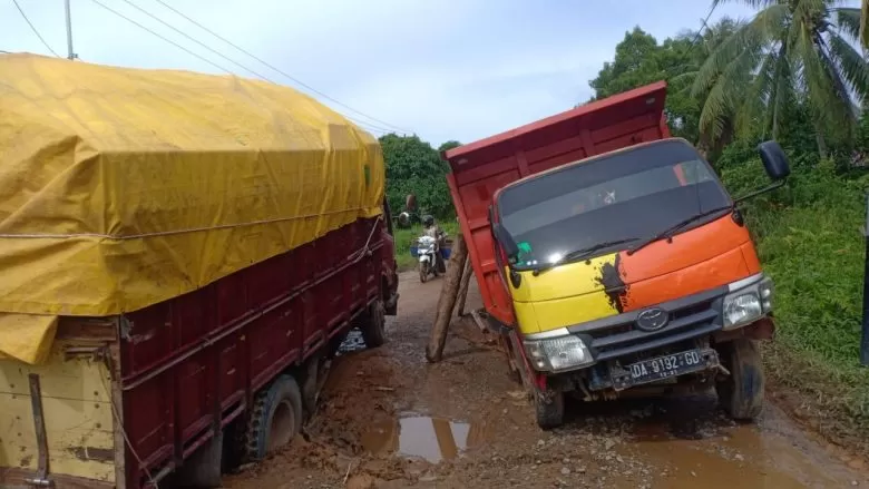 TRUK AMBLAS: Kondisi truk amblas di sekitar Dusun Mentubang, Desa Harapan Mulia, Kecamatan Sukadana, Selasa (14/12) pagi. ISTIMEWA