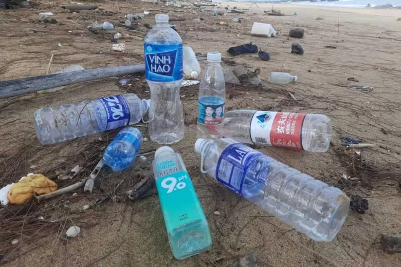 KUMPULKAN SAMPAH: Anggota Pokmaswas Kambau Borneo sedang mengumpulkan sampah plastik yang mencemari pantai peneluruan penyu di Kecamatan Paloh, Kabupaten Sambas. Sampah-sampah plastik tersebut berlabel berbagai negara. ISTIMEWA