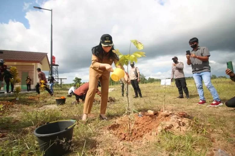 RESMI: Bupati Landak Karolin Margret Natasa meresmikan Taman Landak di Kecamatan Mandor yang berada di lokasi bekas tambang, Jumat (17/12). HUMAS KAB FOR PONTIANAK POST