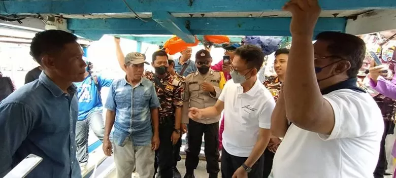 BERDIALOG: Wali Kota Pontianak Edi Rusdi Kamtono berdialog dengan para nelayan di atas kapal di tepian Sungai Kapuas.
