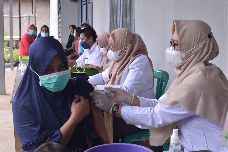 Masyarakat sedang mengikuti vaksinasi. Pemerintah terus menggencarkan pelaksanaan vaksinasi untuk meningkatkan cakupannya. (Meidy Khadafi/Pontianak Post)