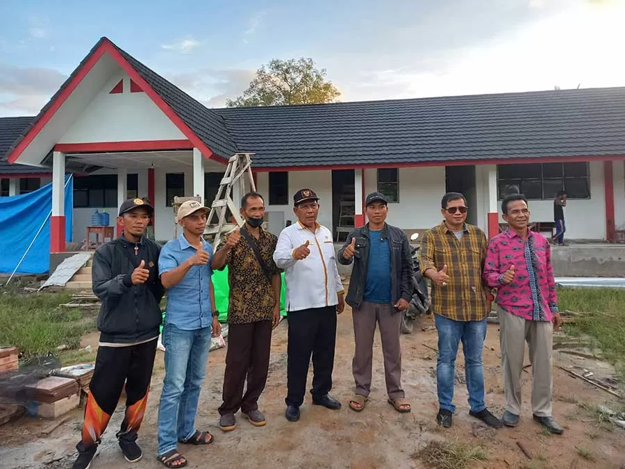 CEK: Bupati Kayong Utara Citra Duani saat meninjau pembangunan gedung SDN 13 Sungai Kecil, Desa Pemangkat, Kecamatan Simpang Hilir, kemarin.DANANG PRASETYO / PONTIANAK POST.