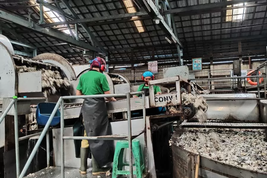 SAFETY: Para buruh wanita mengenakan masker di pabrik Karet Hok Tong, Pontianak sedang menyortir potongan karet mentah. Perlengkapan safety seperti penutup telinga wajib dikenakan mereka yang bekerja di dekat mesin. Aristono/Pontianak Post