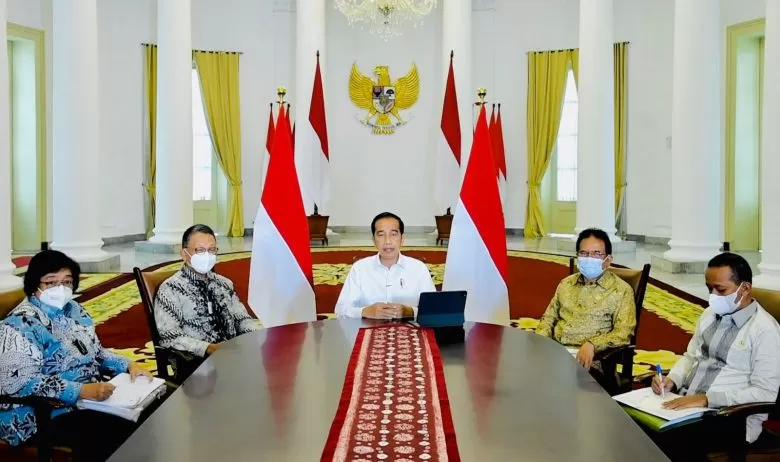 CABUT IZIN: Presiden Joko Widodo bersama para menteri menggelar rapat terkait pencabutan ribuan izin usaha di Istana Kepresidenan Bogor, kemarin. Sebelas dari ribuan izin yang dicabut Jokowi merupakan izin konsesi hutan di Kalimantan Barat. Humas Kementerian ATR/BPN