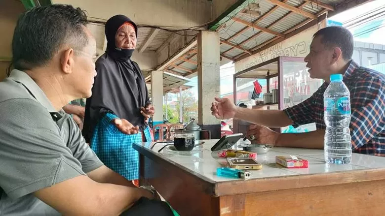 PENGEMIS: Salah satu pengemis yang biasa beraksi di Pasar Sungai Pinyuh. Mereka mendatangi warga yang sedang bersantai di salah satu warung kopi di kompleks pasar tersebut. WAHYU ISMIR/PONTIANAK POST