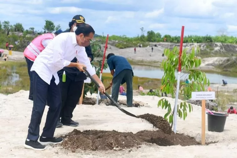 PENANAMAN POHON: Presiden Joko Widodo menanam pohon di area bekas tambang rehabilitasi kerusakan hutan bersama masyarakat di salah satu daerah aliran sungai di Kabupaten Sintang, Desember 2021 lalu. PAGE FACEBOOK SEPUTAR PRESIDEN