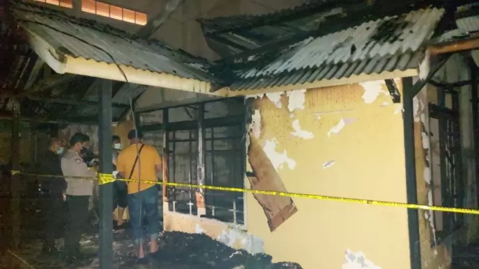 OLAH TKP : Anggota Polres Ketapang melakukan olah TKP rumah yang dibakar oleh oknum polisi, (18/3) malam.