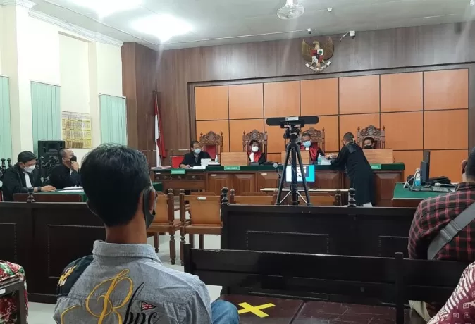 SIDANG: Sidang perdana dua warga Pontianak, HS dan HA yang dijadikan tersangka oleh Mabes Polri atas bukti kepemilikan tanah yang mereka miliki di samping Jalan Barito, Kelurahan Benua Melayu Laut, Selasa (5/4). (MEIDY KHADAFI/PONTIANAK POST)