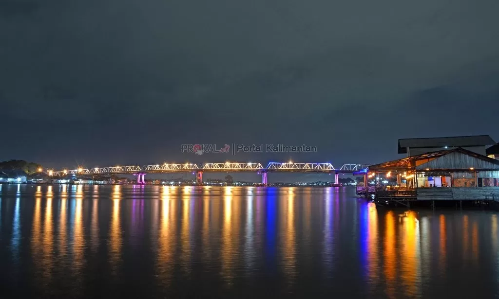 Jembatan Kapuas yang membelah sungai Kapuas, Pontianak, Kalbar.