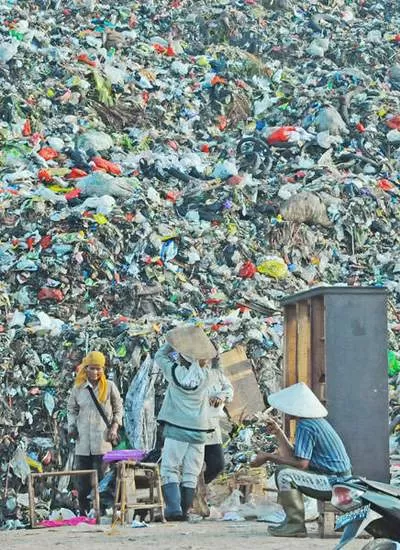 Tumpukan sampah plastik di Tempat Pembuangan Akhir Batulayang Pontianak. HARYADI/PONTIANAK POST