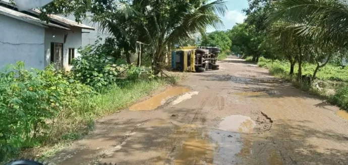 TERGULING: Truk kembali terguling di jalan Sukadana –Siduk, Kayong Utara, yang merupakan jalan tersebut milik Provinsi Kalbar. (Istimewa)