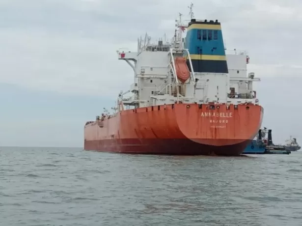 DITANGKAP: Kapal tanker MT. Annabelle yang mengangkut crude palm oil (CPO) di perairan Kalimantan Barat diamankan TNI Angkatan Laut (TNI AL) Komando Armada I, Kamis (28/4). (IST)