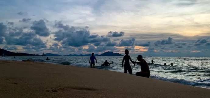 PANTAI: para pengunjung menikmati liburan di pantai Pasir Panjang Singkawang, kemarin. Singkawang masih menjadi destinasi favorit warga kalbar saat libur Lebaran. (Shando Safela/Pontianak Post)