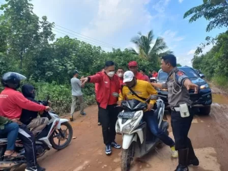 Kejadian pencegatan rombongan Ketua Komisi V DPR RI Lasarus ketika melintas di jalan rusak Siduk-Teluk Batang Kabupaten Kayong Utara, Kamis (12/5).