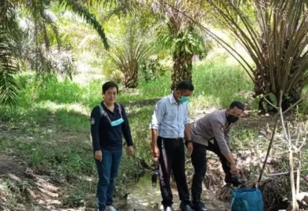 Tim Puskesmas Menjalin mengecek sumber Air di Bukit Samabue, Rabu (11/5). (Istimewa)