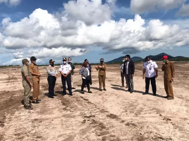 BANDARA: Wali Kota Singkawang dan rombongan saat memantau pembangunan Bandara Singkawang. (IST)